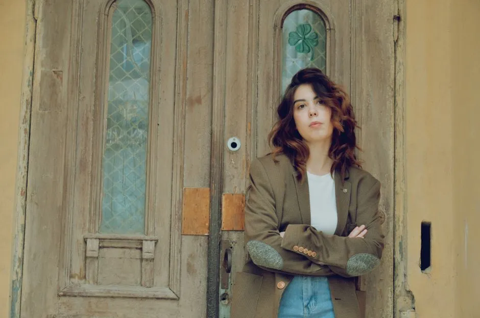 How to Mix Vintage With Modern Clothing Without Looking Dated